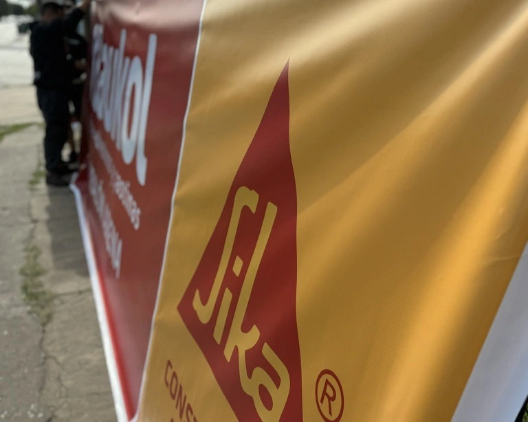 Lona de Sika/Klaukol desplegada