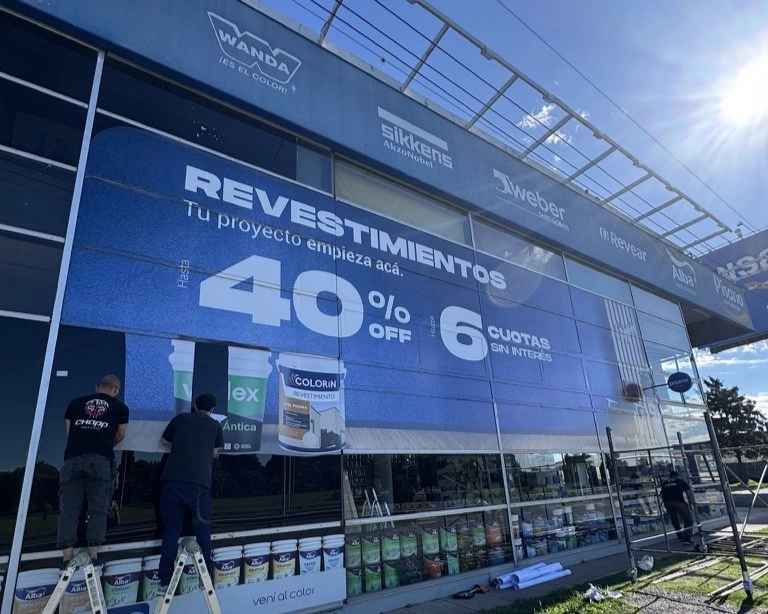 Gran vidriera con ploteo en gran formato de revestimientos