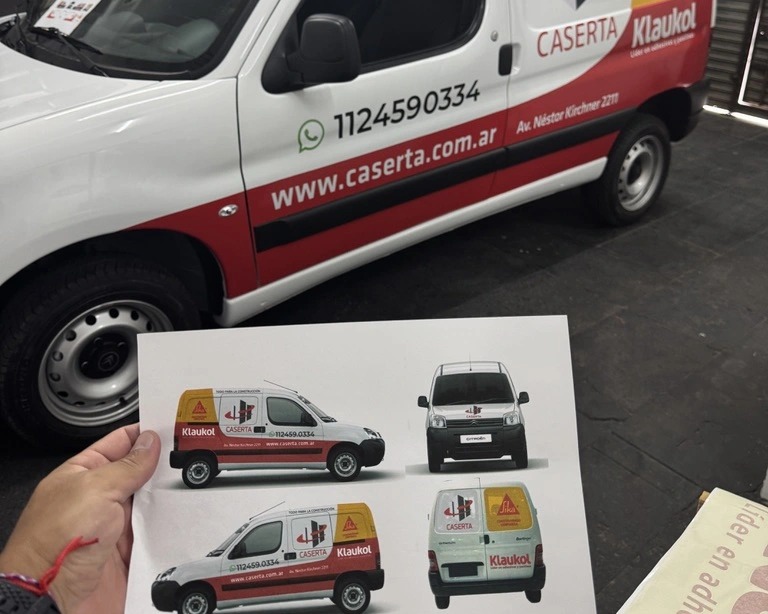 Hoja de referencia de ploteo vehicular delante de camioneta ploteada