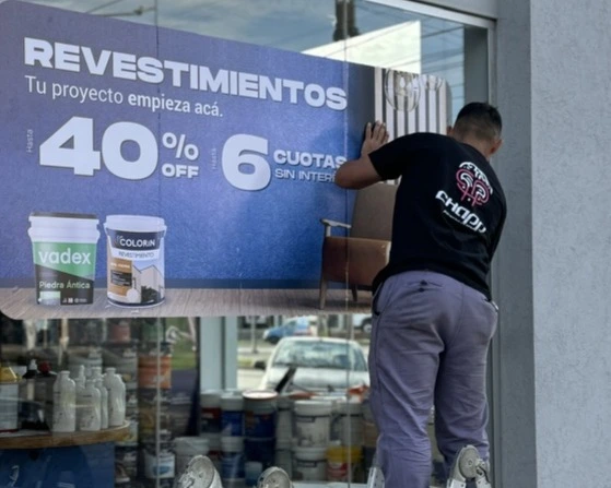 Instalador Chapp instalando microperforado en vidrio limpio