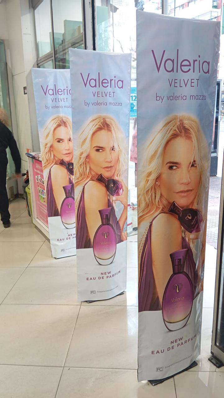 Totems Alarmas de entrada de punto de venta, cubiertos con lonas cubrealarmas de la campaña de Valeria Mazza de Fc Cannon