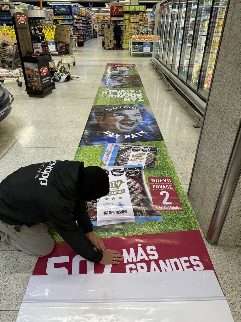 Vinilo de alto tránsito en piso de supermercado