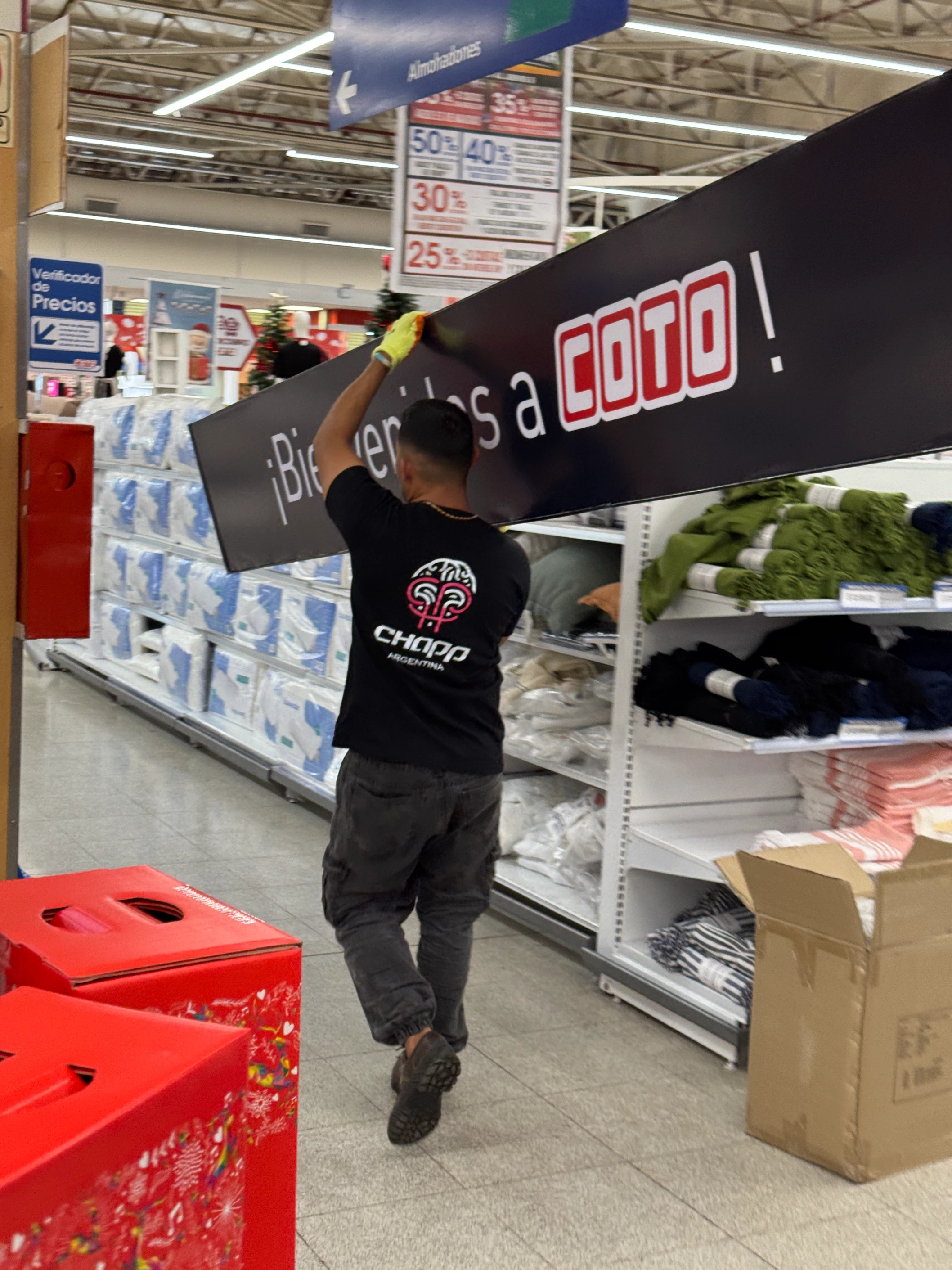 Hombre llevando un cartel de coto negro sobre su hombro