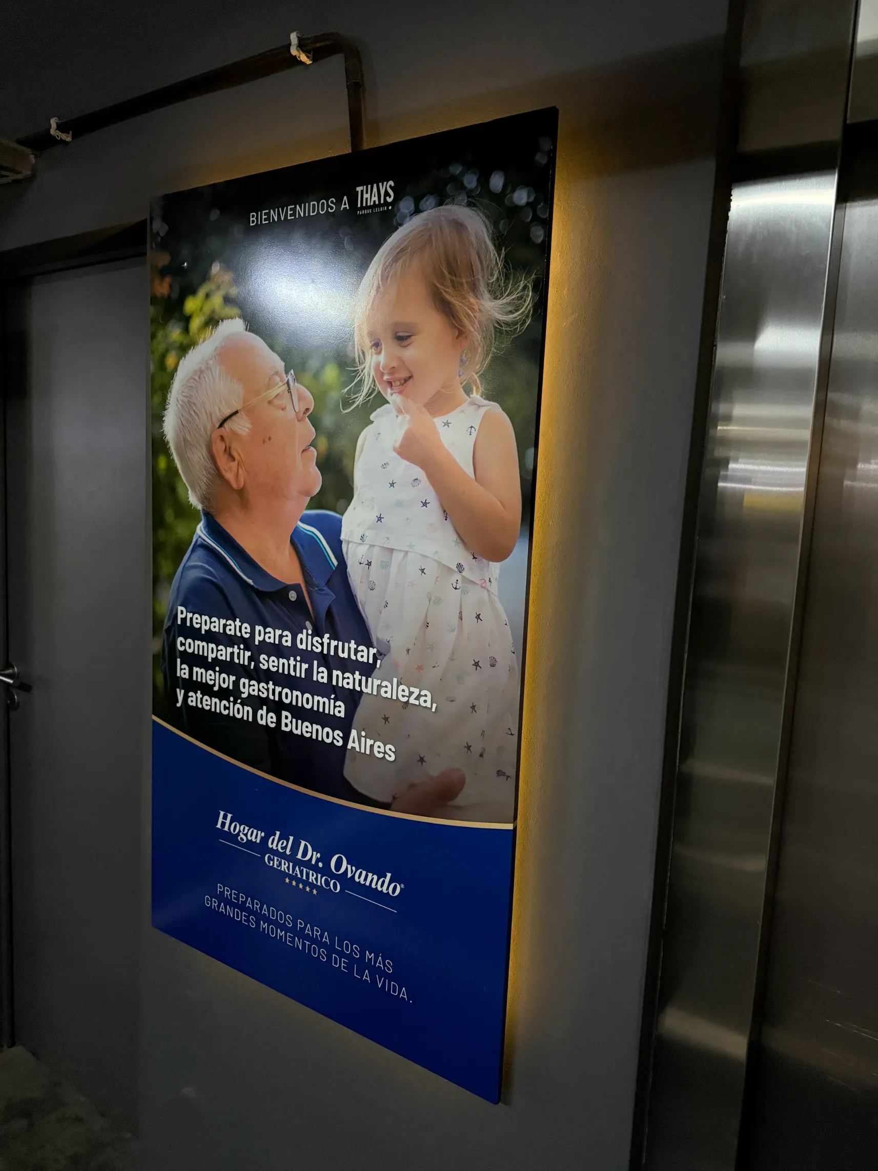 Cartel retroiluminado colocado en pared