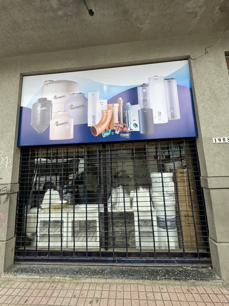 Cartelería Rotoplas en fachada de punto de venta