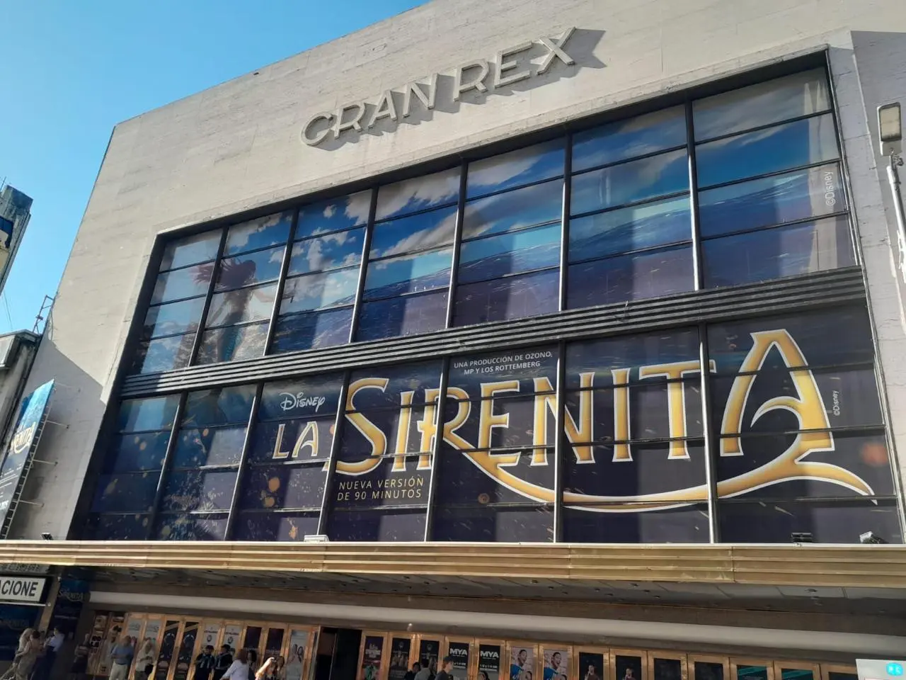 Ploteo de la película La Sirenita en ventanal de edificio