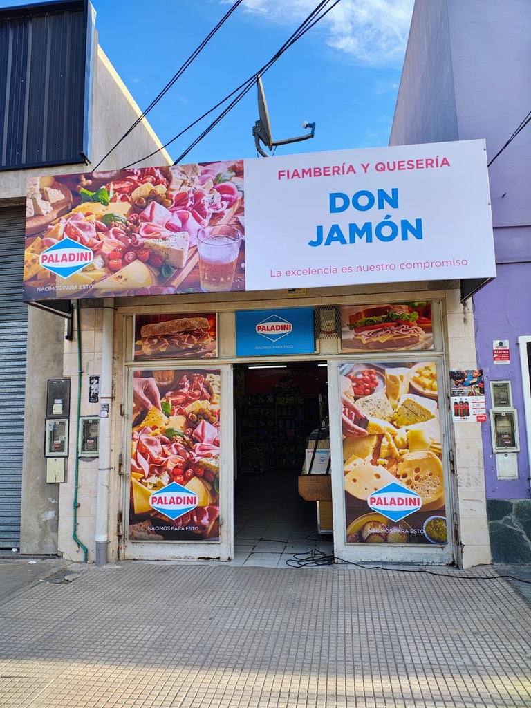 Marquesina Paladini en fachada de fiambrería