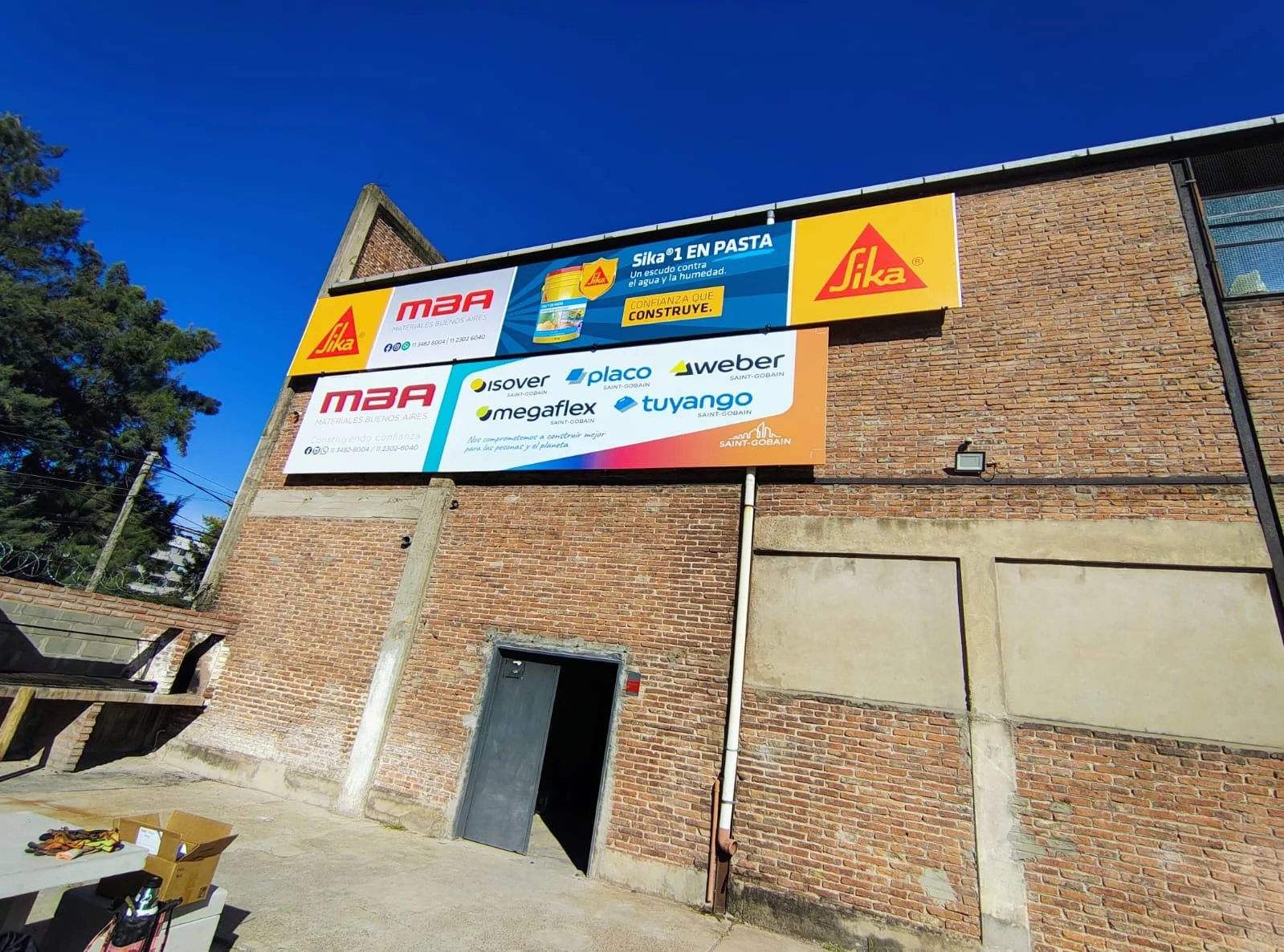 Cartelería en exterior de depósito de punto de venta