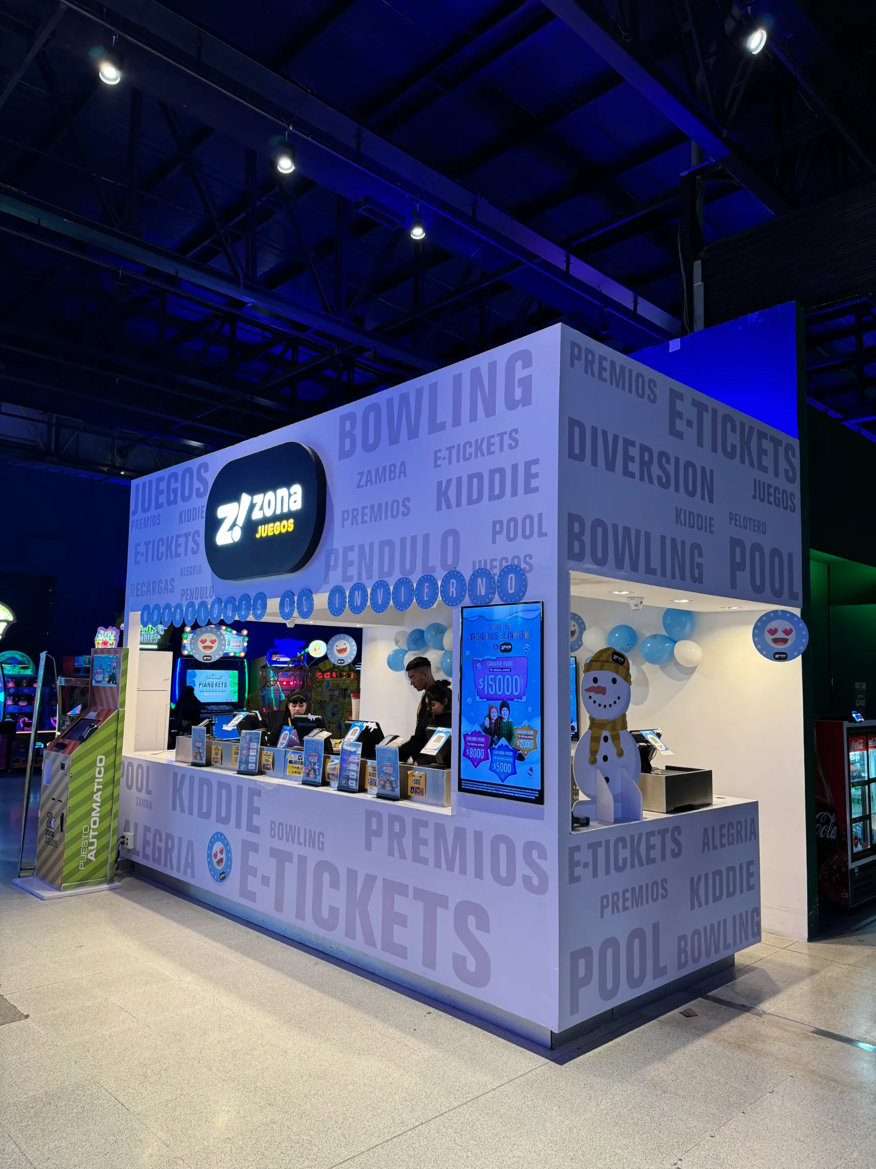 Stand blanco con cartel de Zona Coto con letras iluminadas