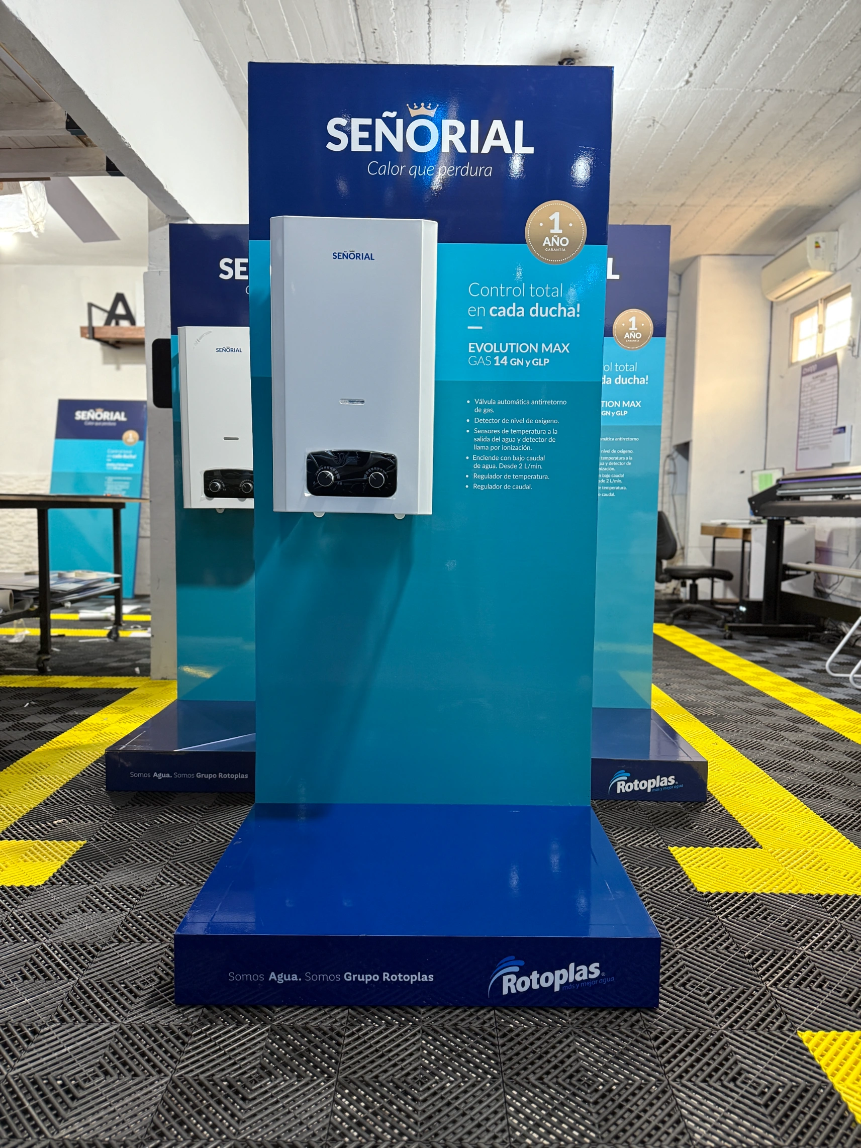 Exhibidor azul de mdf ploteado con calefón Señorial colgado