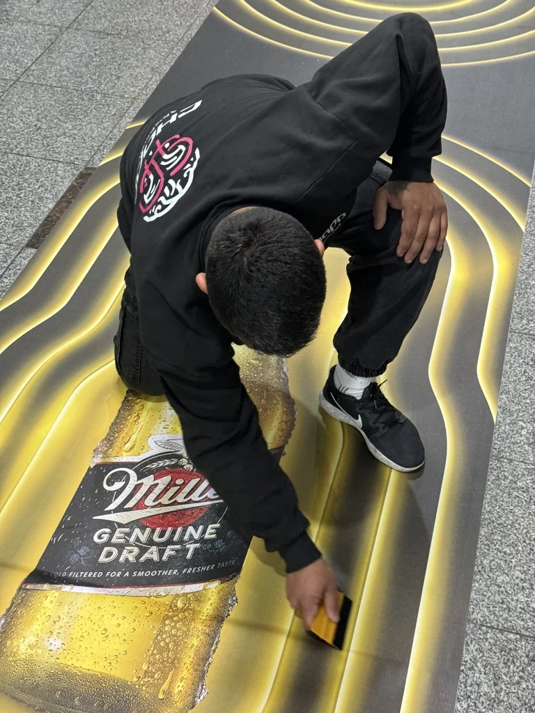 Impresión de gigantografía de gran formato para publicidad en altura