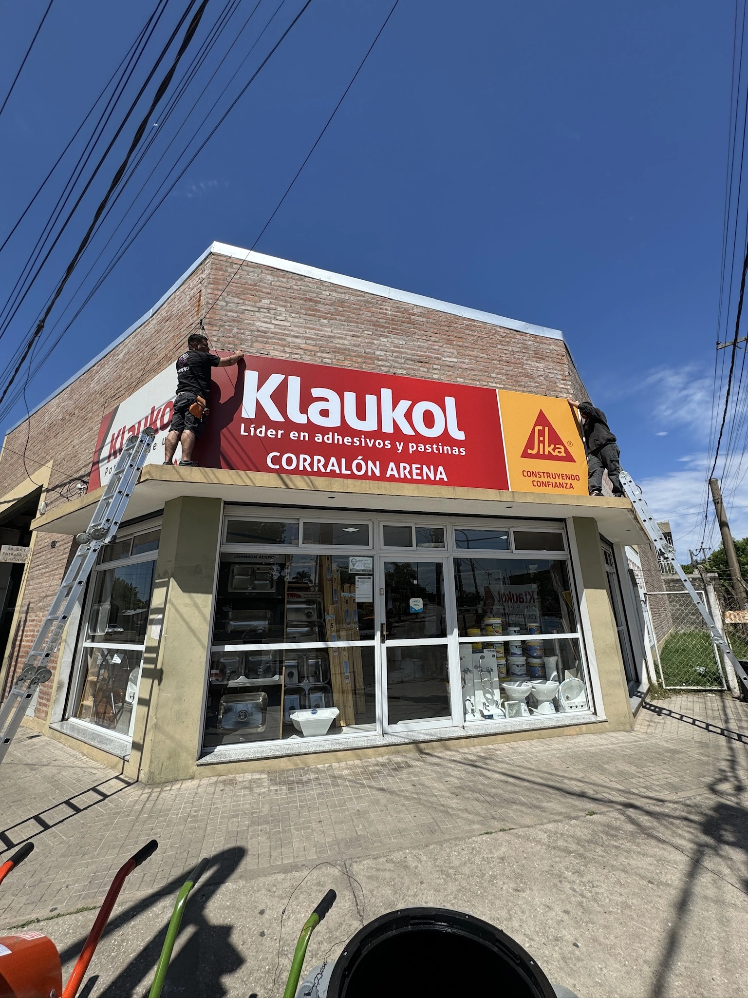 Marquesina y cartelería para una tienda