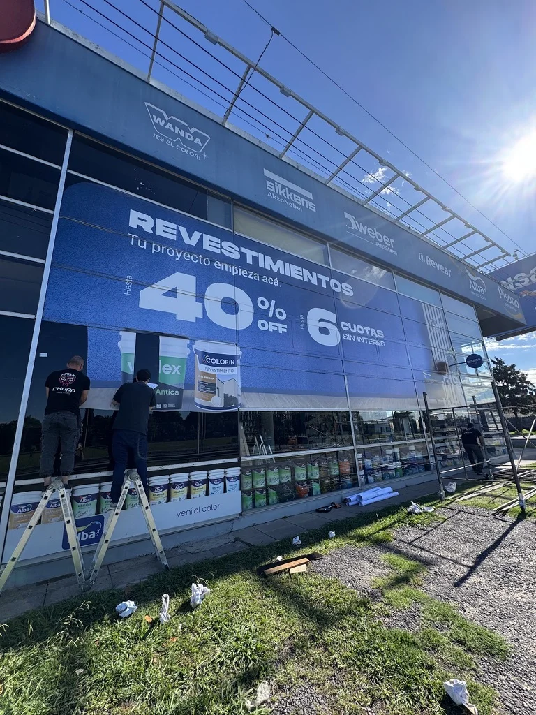 Ploteo de Alba Colorín en ventanal de edificio