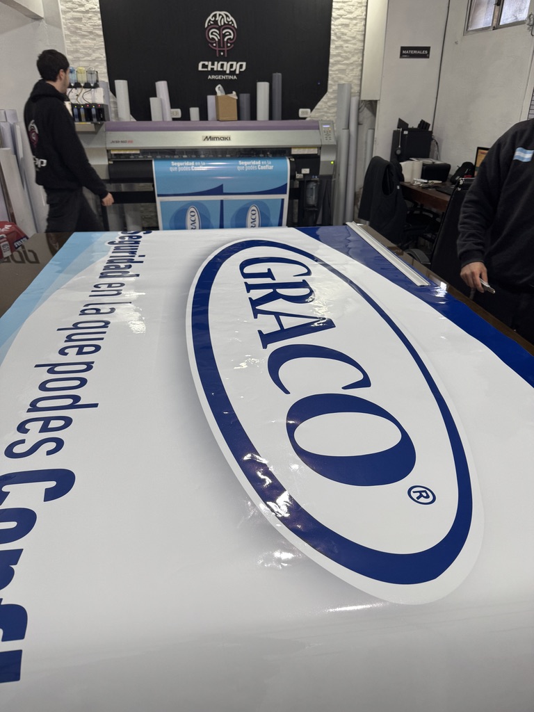 Vinilos impresos en gran formato para góndolas de COTO
