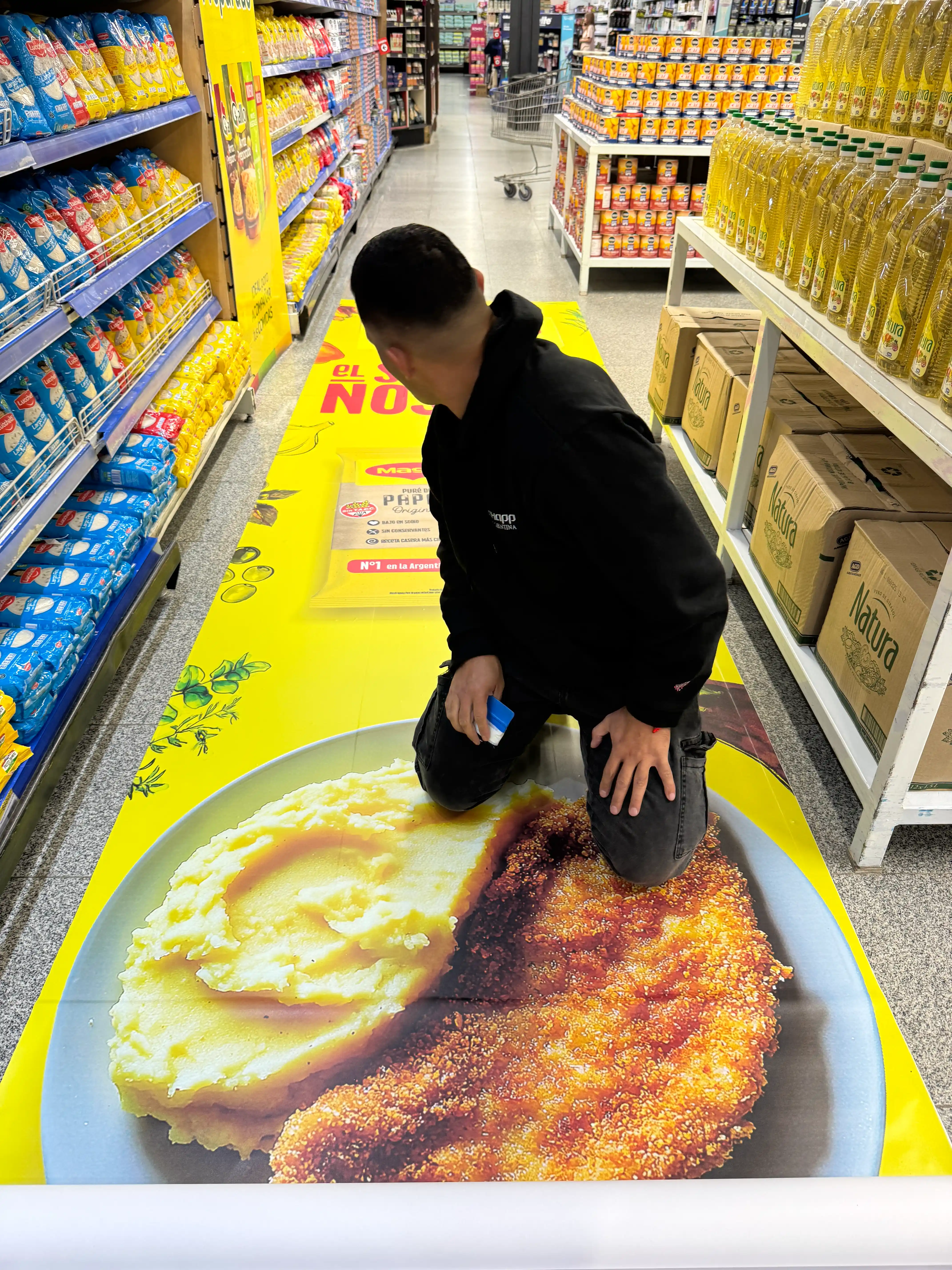 Instalación de vinilos de piso para campaña de Maggi en COTO