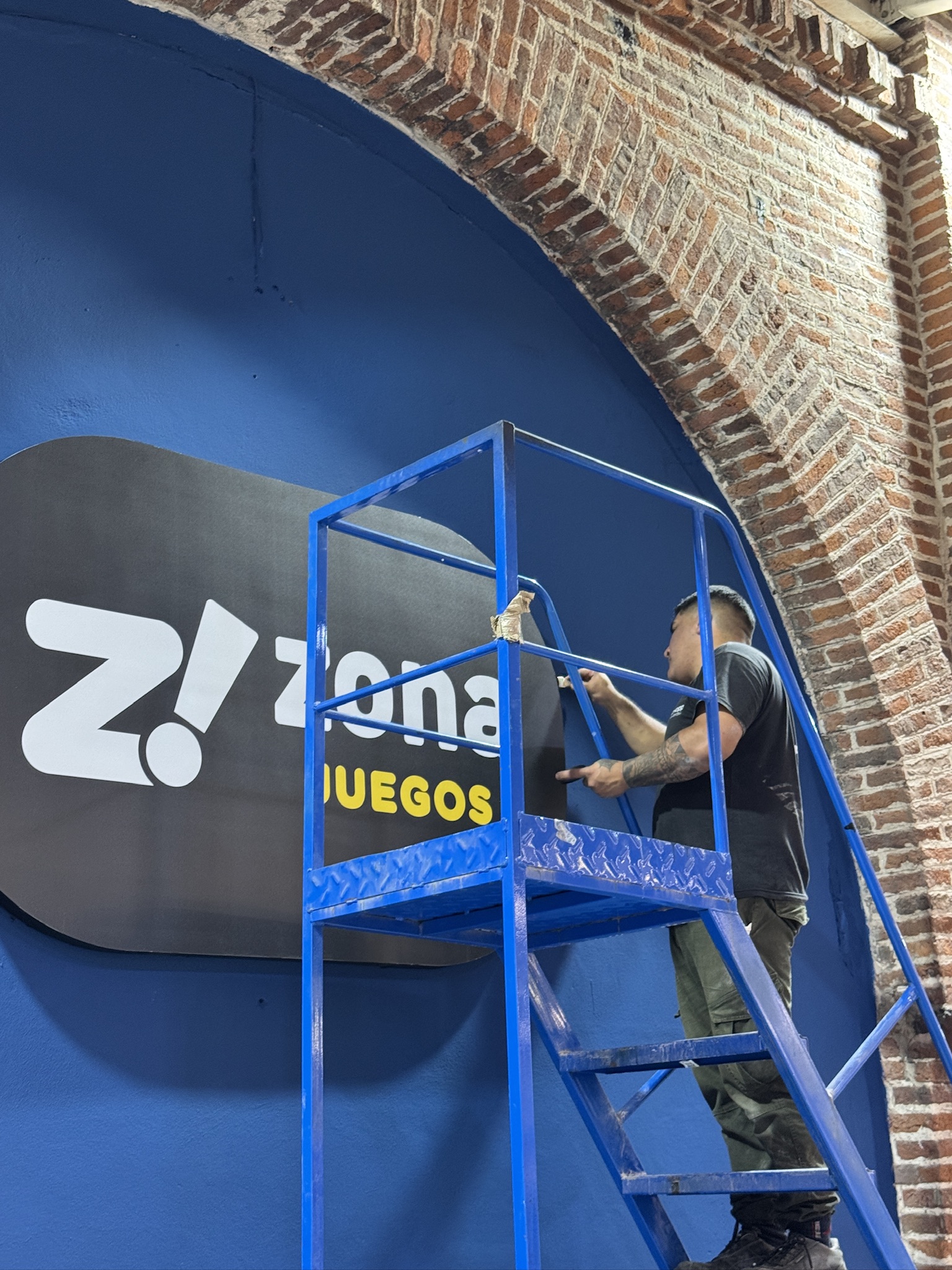 Instalación de carteles corpóreos en altura para COTO