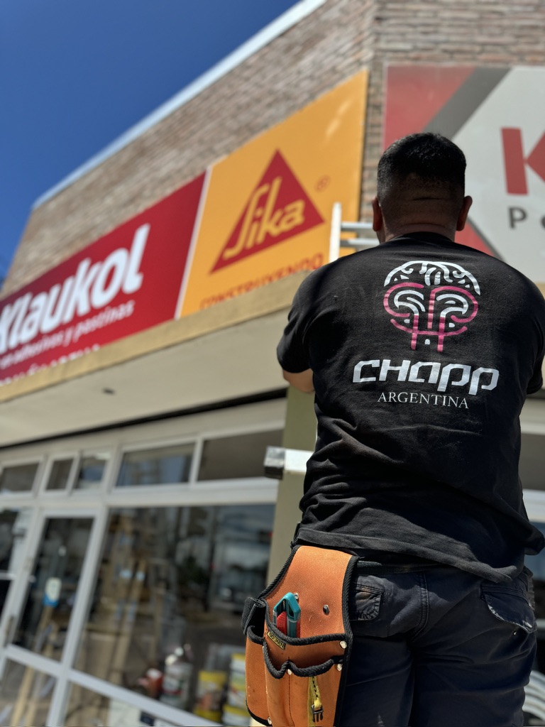 Servicio de instalación profesional de cartelería en altura en Chapp Argentina