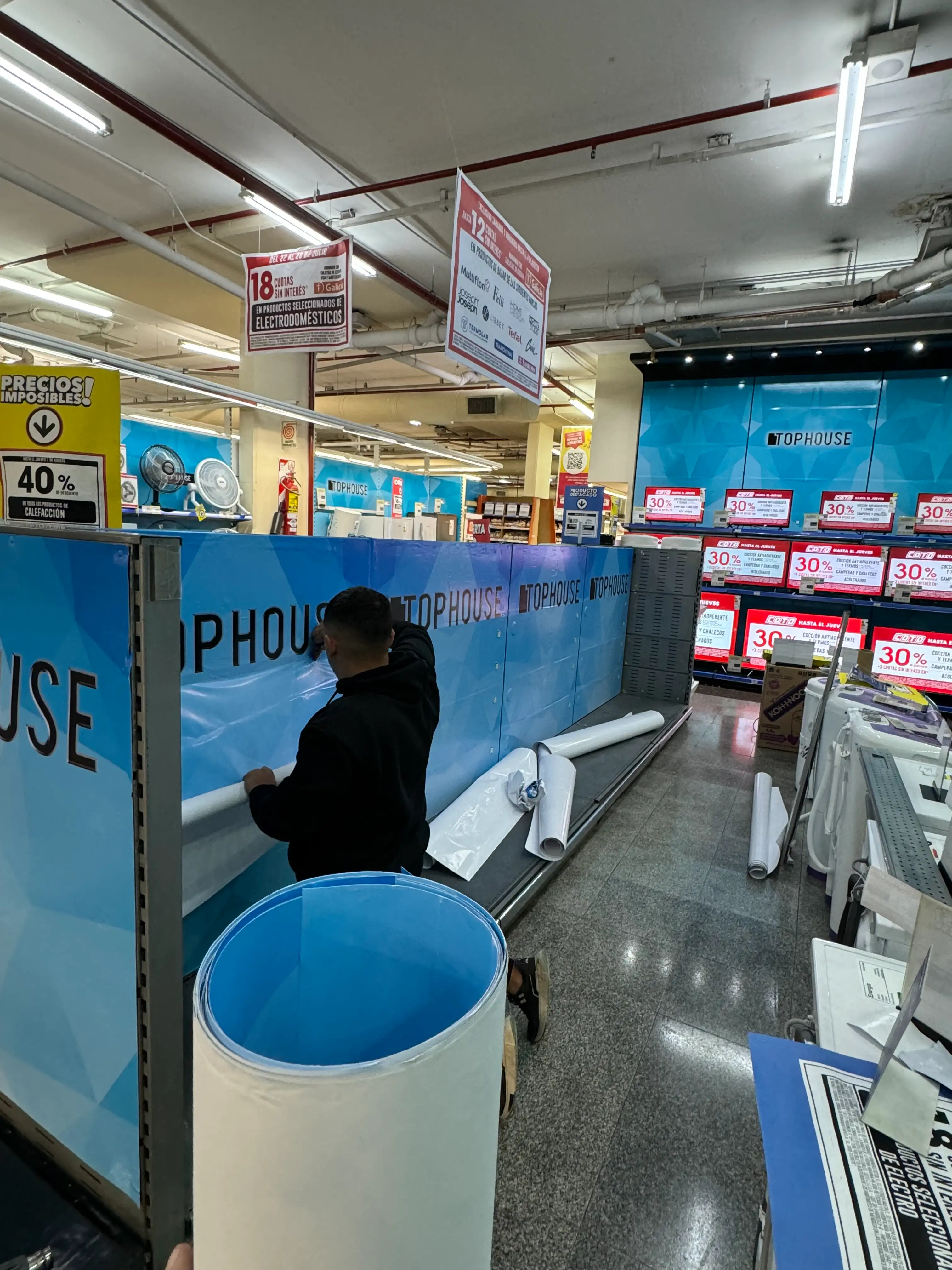 Instalación de gráfica en isla comercial para Top House en COTO