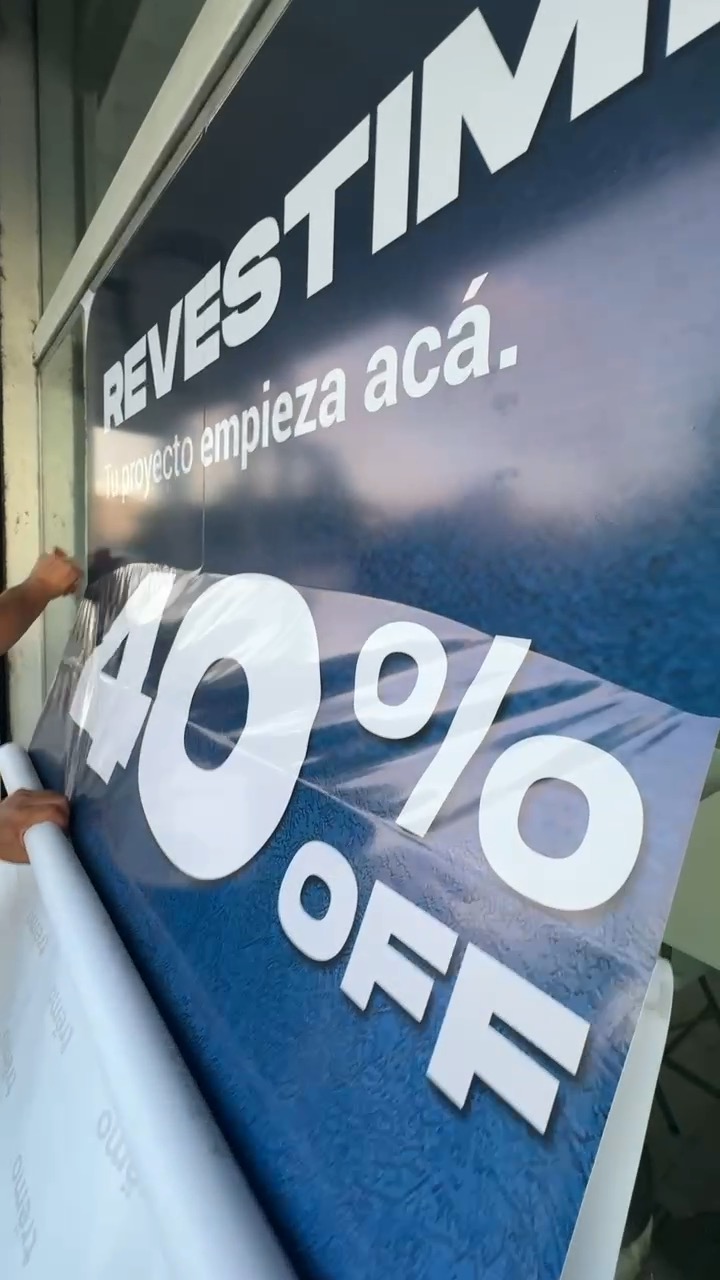 Proceso de instalación de vinilo de pinturería en vidriera