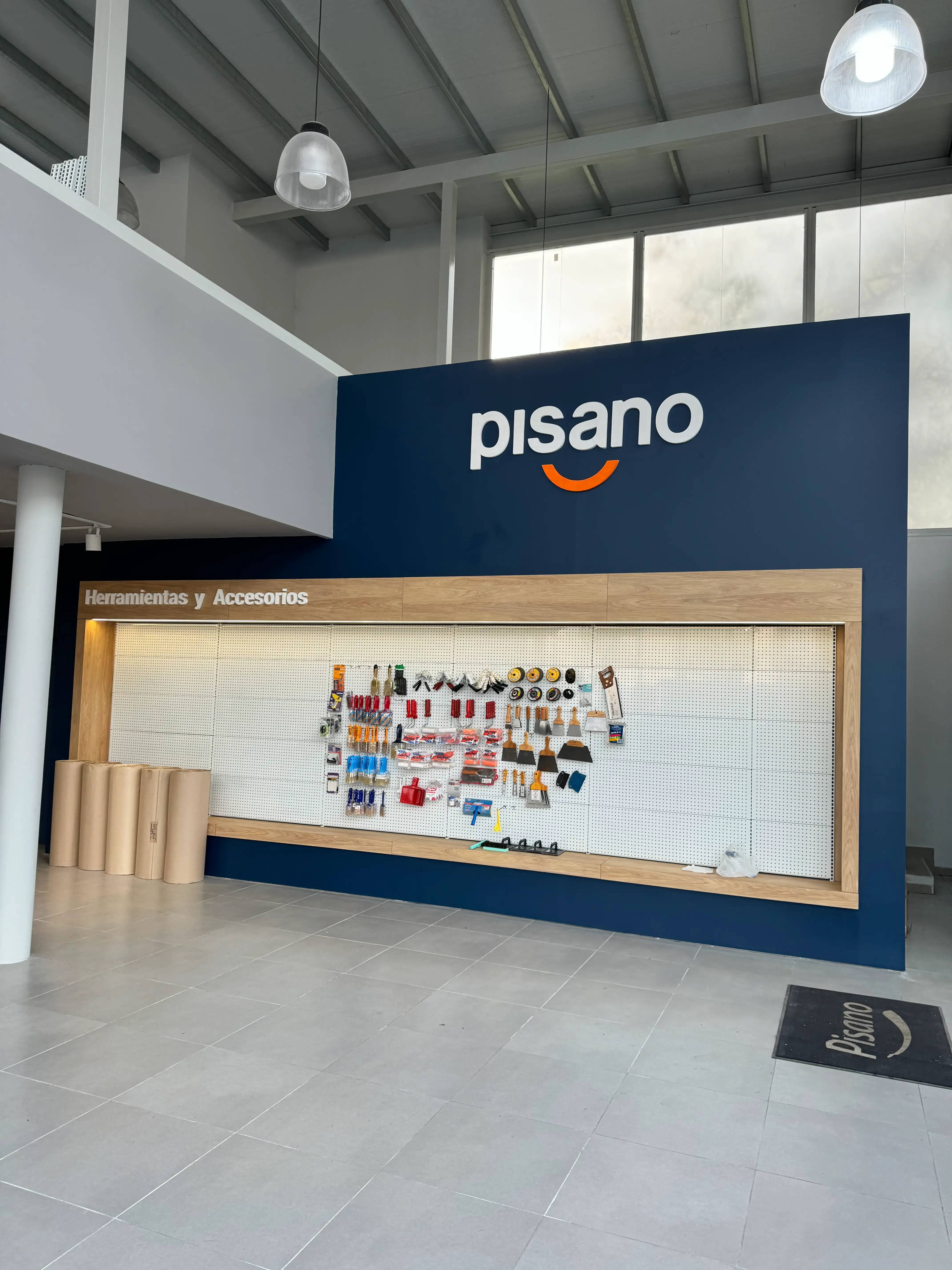 Logo corpóreo de Pisano en stand para feria