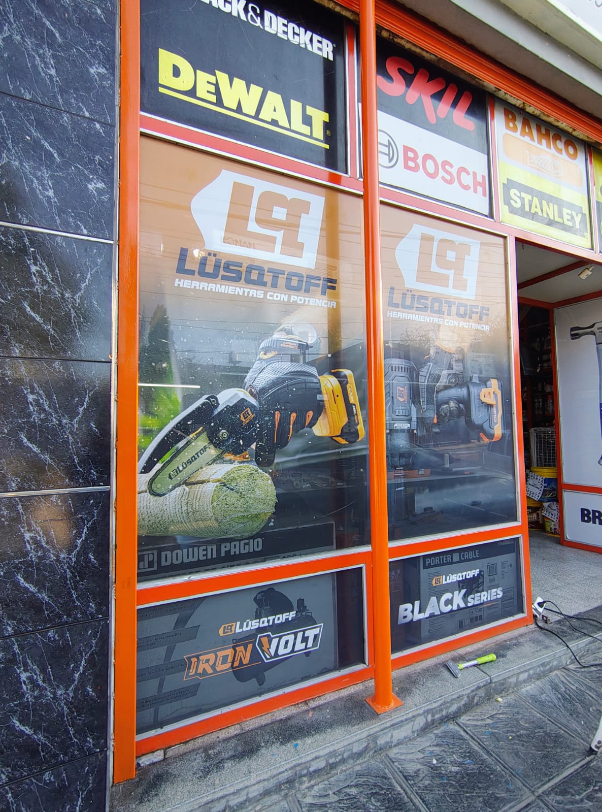 Rotulación de vidriera con vinilo de corte para Lusqtoff