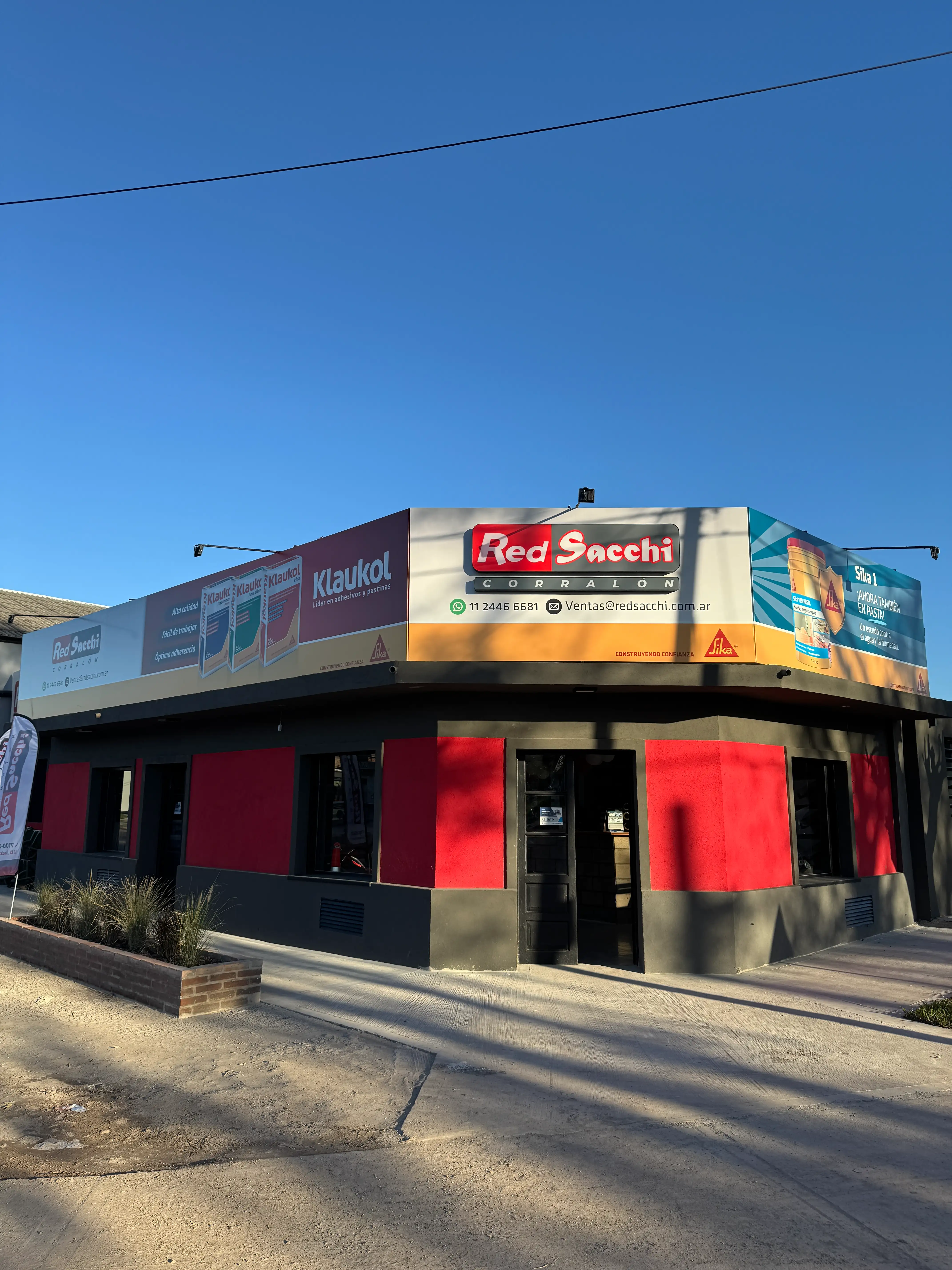 Marquesina Sika-Klaukol en ochava de punto de venta