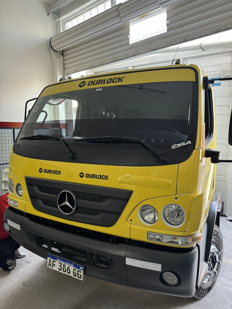 Frente de camión amarillo ploteado con Durlock