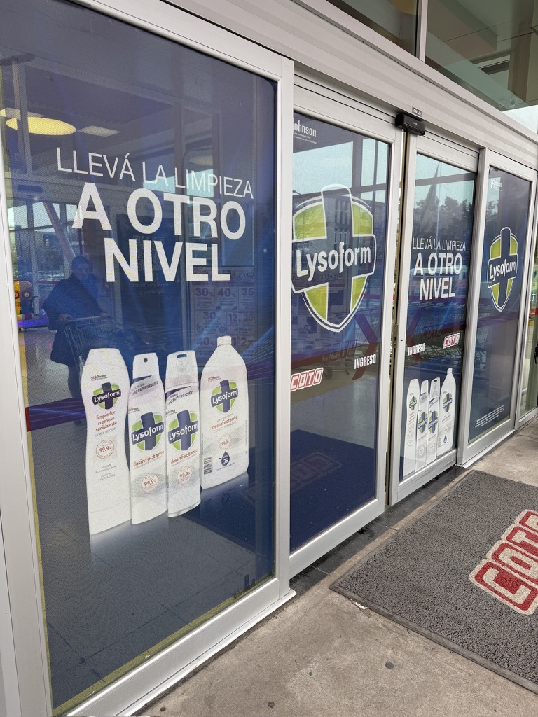 Ploteo publicitario de Lisoform en puertas de COTO
