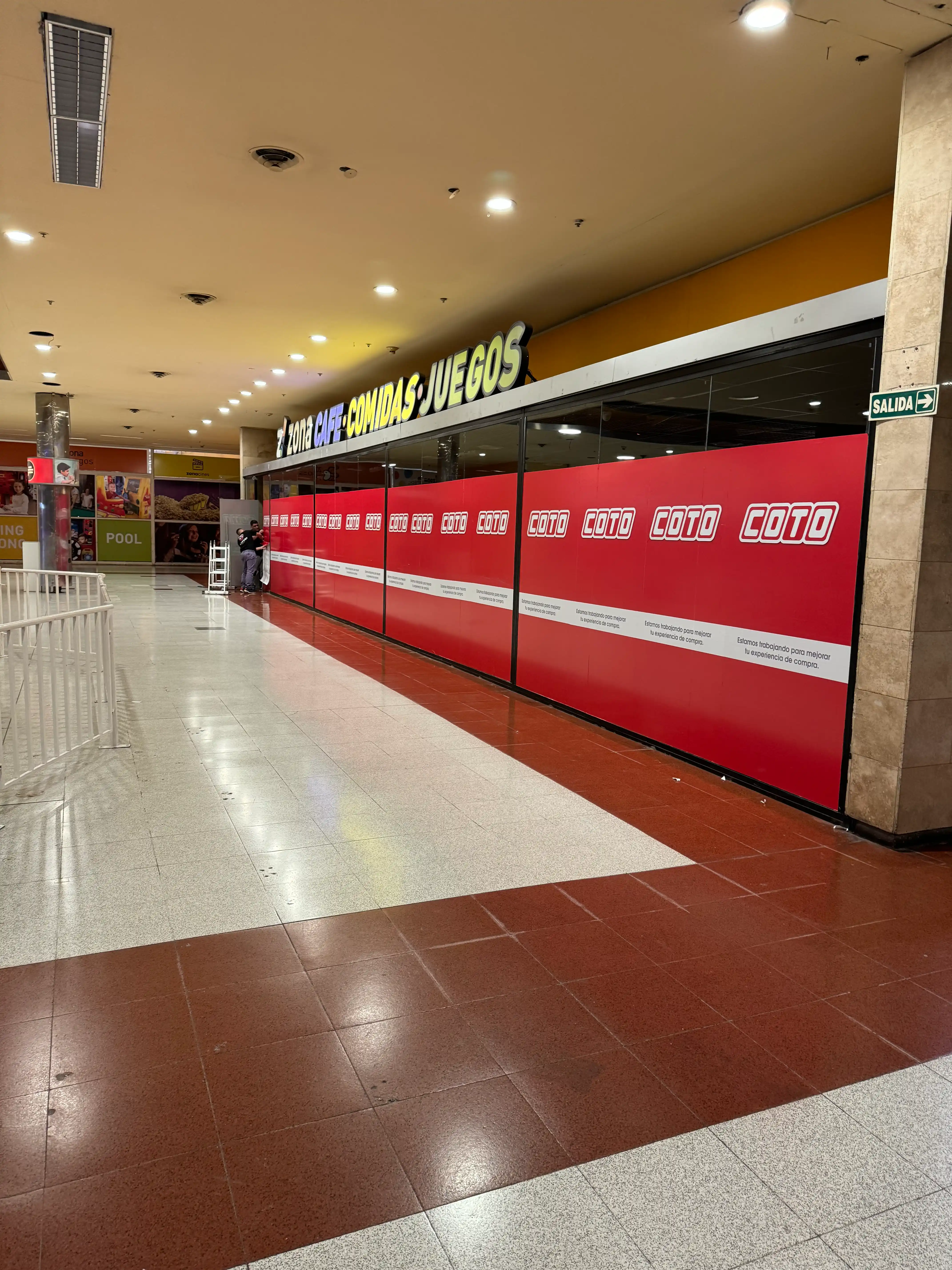 Ploteo de vidriera en gran formato para supermercado COTO