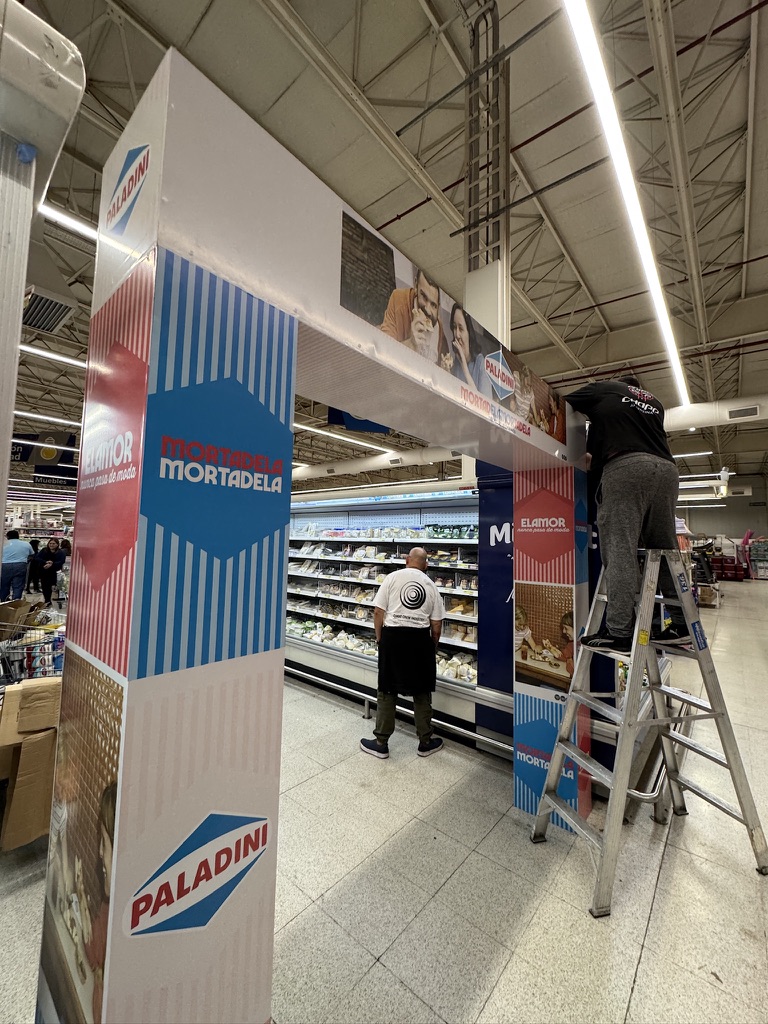 Pórtico publicitario para Paladini en supermercado