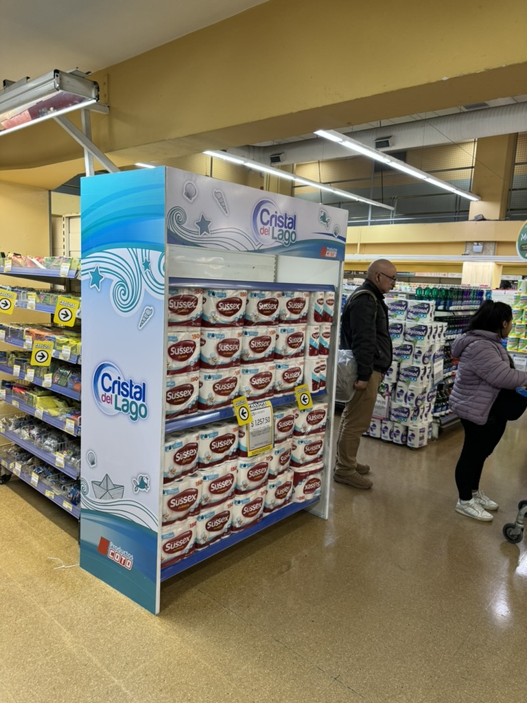 Puntera de góndola con gráfica publicitaria en COTO