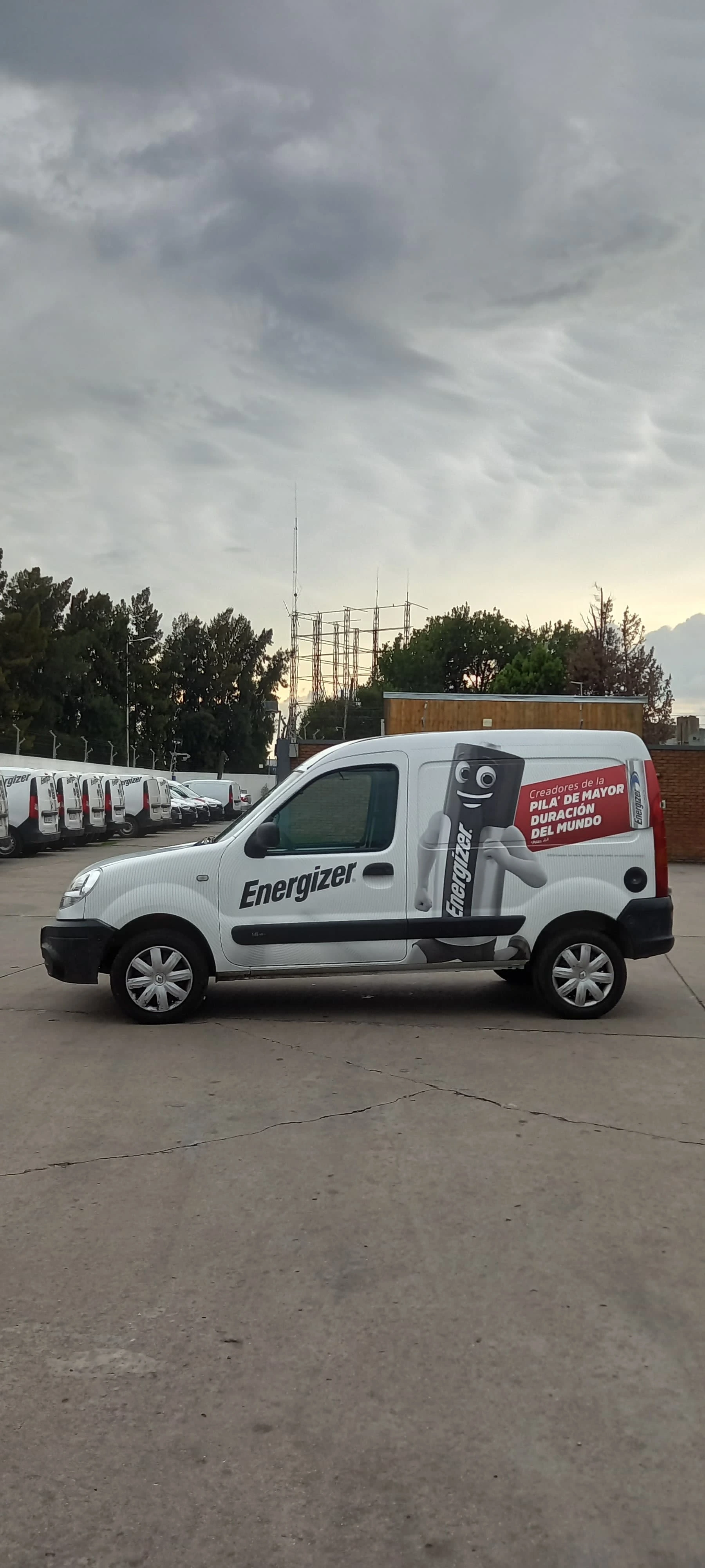 Proceso de rotulación de camioneta utilitaria de Energizer