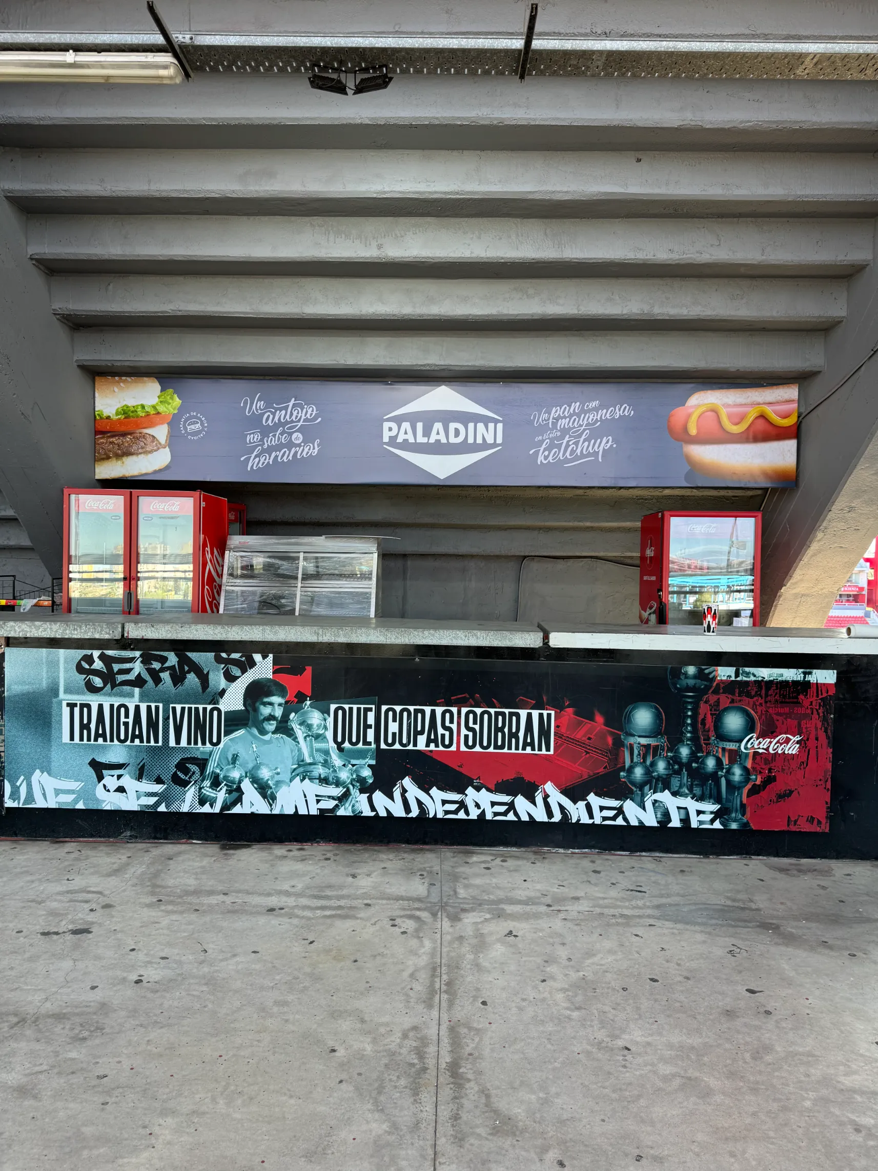 Instalación de cartelería y gráfica en stand  Paladini en un estadio de fútbol