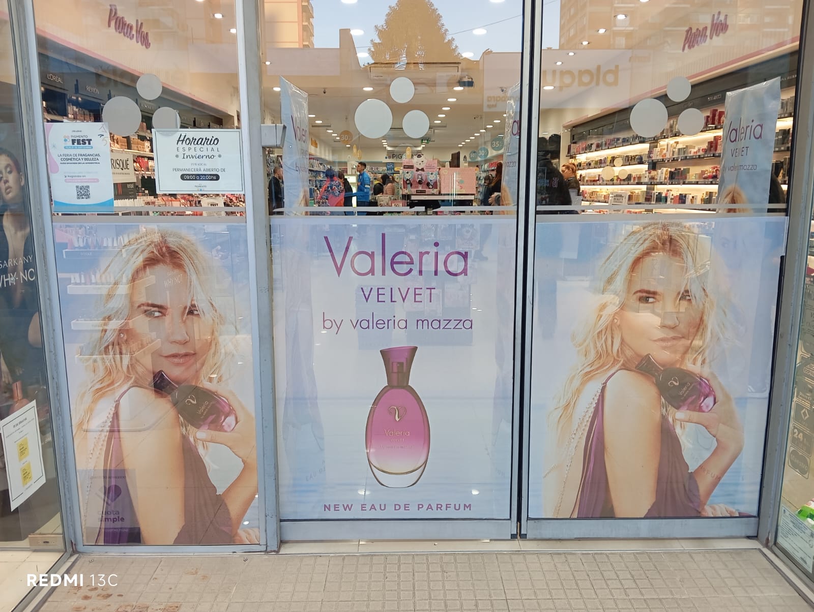 Puertas vidriera de punto de venta, ploteadas con vinilos celestes microperforados de Fc Cannon